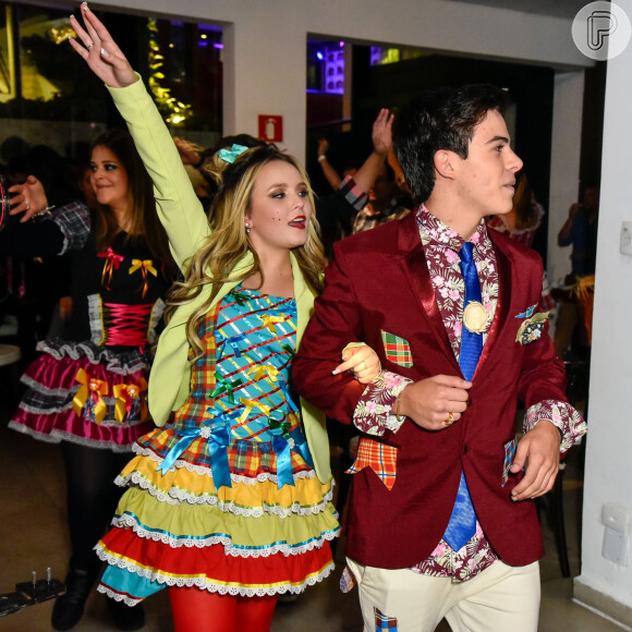 Thomaz Costa e a namorada, Larissa Manoela, dançaram a quadrilha na festa de 17 anos do ator, em casa de festas na noite desta terça-feira, 20 de junho de 2017