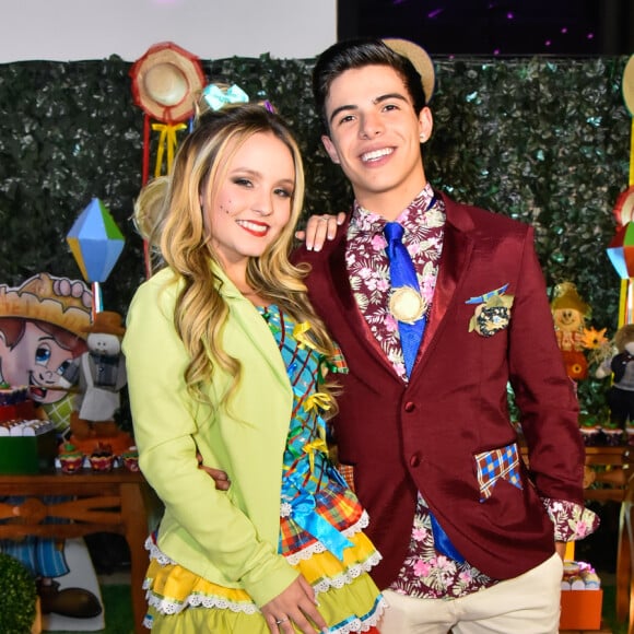 Thomaz Costa comemorou seus 17 anos ao lado da namorada, Larissa Manoela