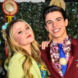 Thomaz Costa e Larissa Manoela posaram juntos na festa de 17 anos do ator