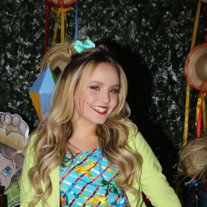 Larissa Manoela tem sido questionada por internautas por um suposto silicone nos seios