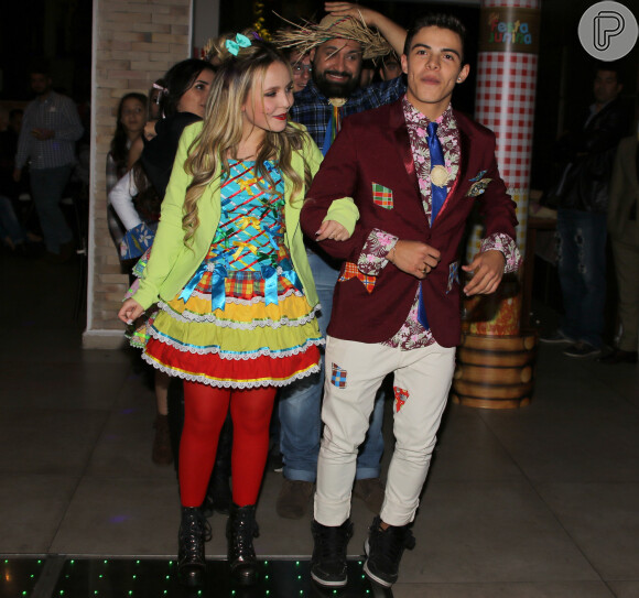 Larissa Manoela e Thomaz Costa dançaram quadrilha na festa de aniversário do ator