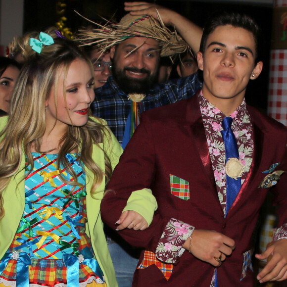 Larissa Manoela e Thomaz Costa dançaram quadrilha na festa de aniversário do ator