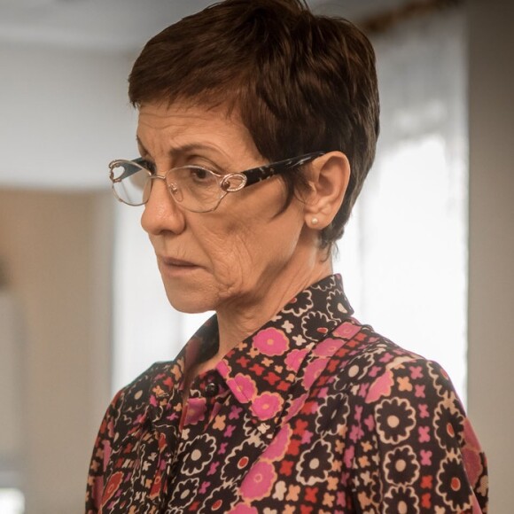 A troca de olhares e o interesse de Gustavo (Gabriel Leone) por Rimena (Maria Casadevall) preocupa Vera (Cássia Kis) na supersérie 'Os Dias Eram Assim'