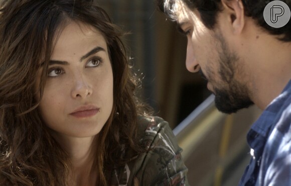 Renato (Renato Góes) tenta contar a Rimena (Maria Casadevall) que a traiu com Alice (Sophie Charlotte) e a médica se enfurece na supersérie 'Os Dias Eram Assim'