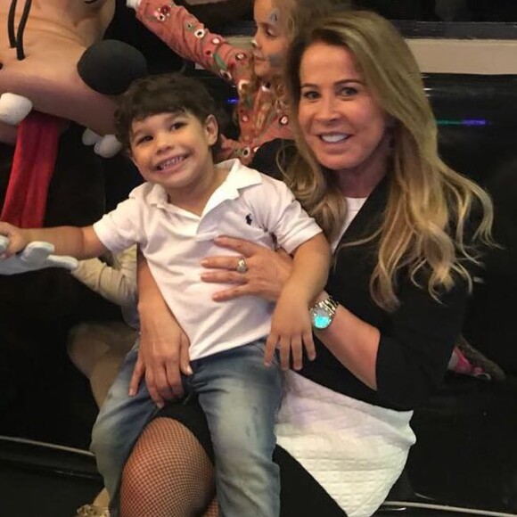 'Hoje foi dia de comemorar os 3 anos do 'JF'! Obrigada a todos os amigos e familiares que compartilharam esse momento com o meu pequeno. Foi lindo', completou Wanessa