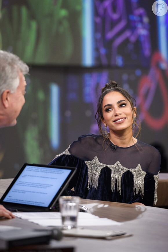 Anitta, no 'Conversa com Bial', despistou sobre o novo affair: 'Fala português'