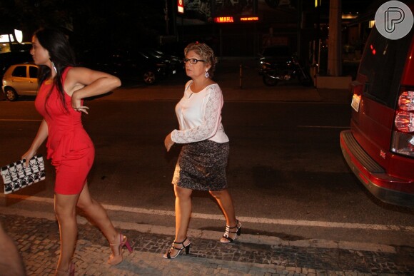 Regina, mãe de Juliana Paes, chega para o aniversário da filha no Rio