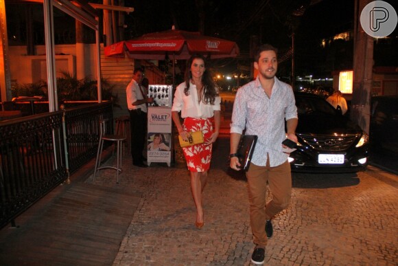 Deborah Secco chega à festa de Juliana Paes acompanhada do namorado, Bruno Torres