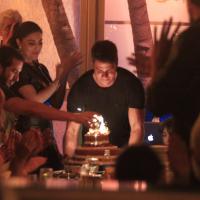 Juliana Paes comemora aniversário com famosos em restaurante no Rio