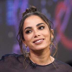 Anitta contou que gosta de tarefas domésticas: 'Eu amo limpar banheiro. Eu boto uma música. É mara'