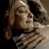 Bibi (Juliana Paes) chora abraçada a Caio (Rodrigo Lombardi), na novela 'A Força do Querer'