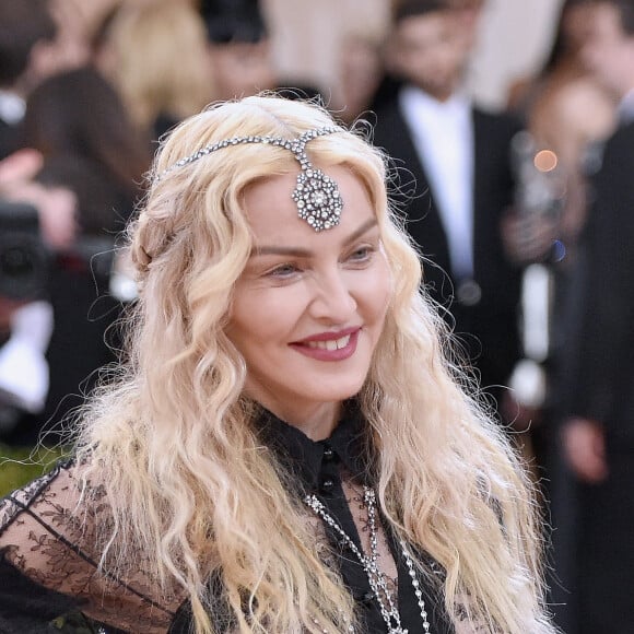 Madonna vive romance com modelo 27 anos mais novo que ela