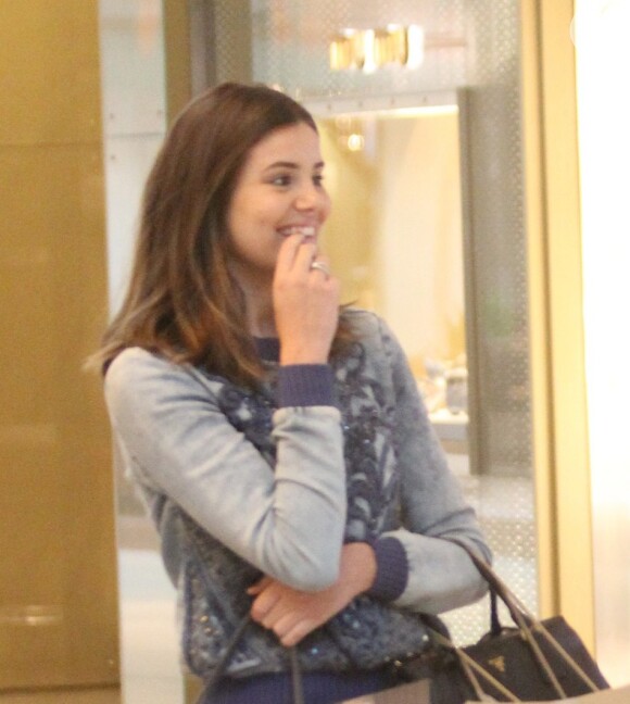Com a mão no rosto e falando ao celular, Camila Queiroz exibiu anel de noivado recebido de Klebber Toledo