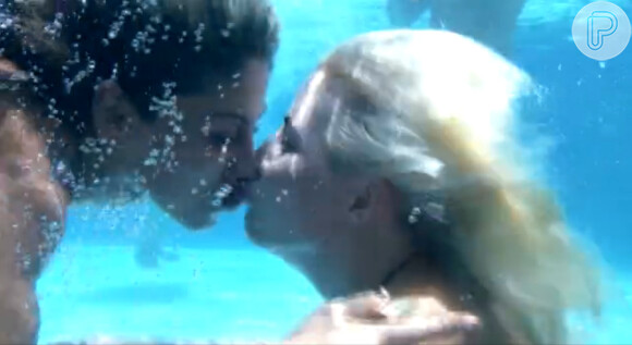 Clara e Vanessa se beijaram no início do 'BBB 14' e formaram o primeiro casal do programa
