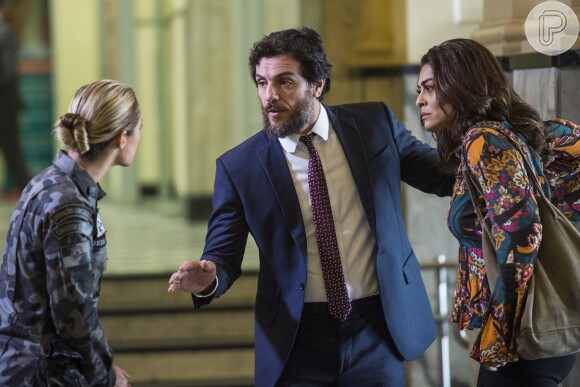 Caio (Rodrigo Lombardi) vê Bibi (Juliana Paes) brigando com Jeiza (Paolla Oliveira) e intervém, na novela 'A Força do Querer'