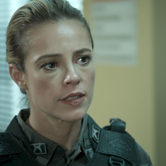 Jeiza (Paolla Oliveira) afirma que pode prender Bibi (Juliana Paes) por desacato, na novela 'A Força do Querer'