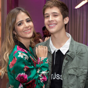 João Guilherme posou com a mãe, Naira Ávila, no evento