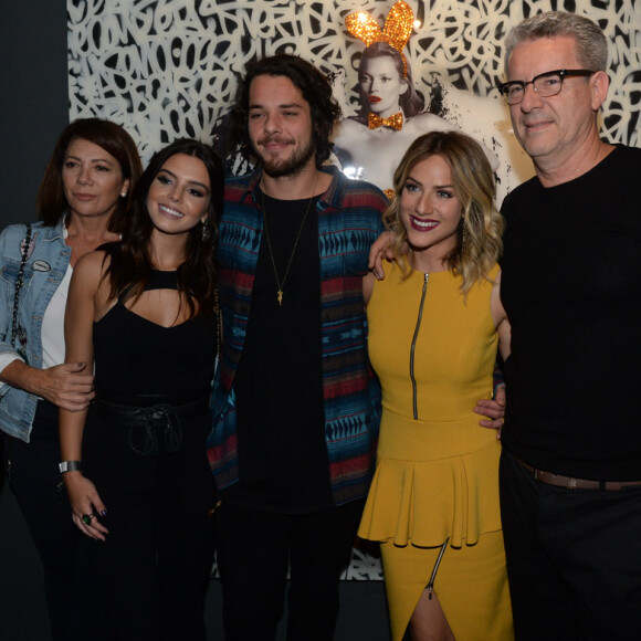 Giovanna Lancellotti e Gian Luca Ewbank decidiram não falar para as famílias que estavam começando a namorar porque são muitos amigos: 'Já passaram réveillons juntos'