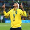 Após conquistar o ouro com a seleção brasileira de futebol na final das Olimpíadas, Neymar foi ao encontro de Bruna Marquezine na arquibancada do Maracanã, no Rio de Janeiro, e comemorou a vitória com um abraço caloroso na atriz