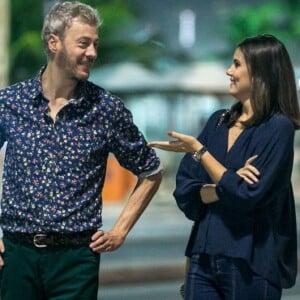 Luiza (Camila Queiroz) está morando às escondidas em um quartinho nos fundos so Carioca Palace, com a ajuda de Douglas (Guilherme Weber), na novela 'Pega Pega'