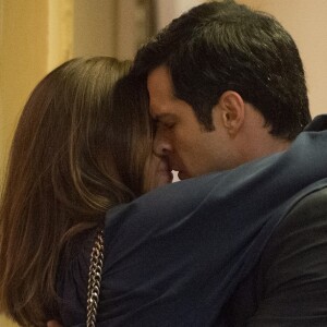 Eric (Mateus Solano) e Luiza (Camila Queiroz) reatam o namoro, mas ela pede para manter a relação em segredo, na novela 'Pega Pega'