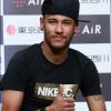 Segundo o fotógrafo do Villa Mix, Neymar estava na casa de festa acompanhado por seus amigos, entre eles Daniel Alves e Gabriel de Jesus