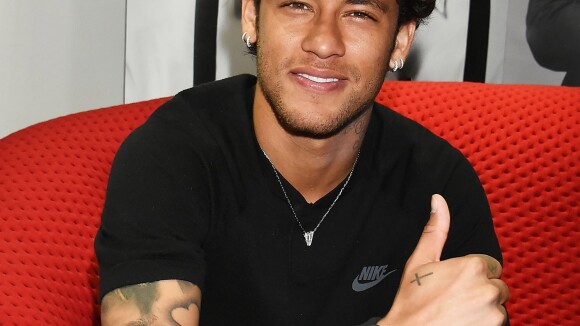 Neymar, sem Bruna Marquezine, pediu para não ser fotografado em festa