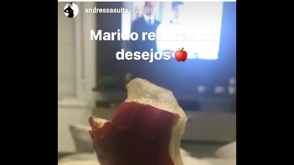 Andressa Suita come maçã do amor após ter desejo pelo doce nesta quinta-feira, dia 22 de junho de 2017