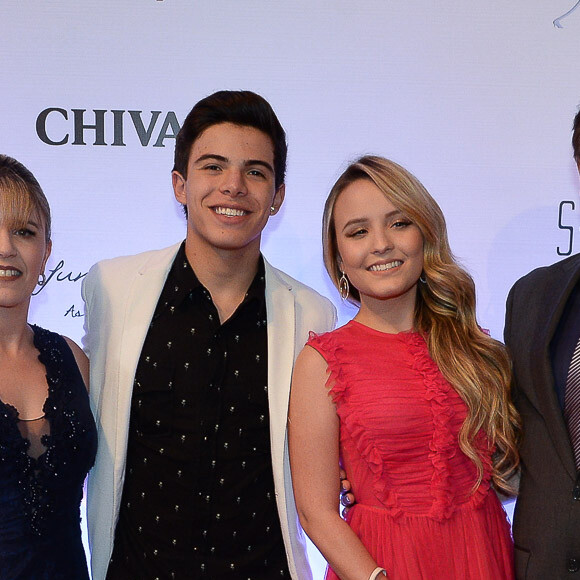 Larissa Manoela foi acompanhada dos pais e do namorado, Thomaz Costa, no leilão