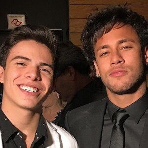 Thomaz Costa tietou Neymar durante o leilão promovido pelo ex-namorado de Bruna Marquezine
