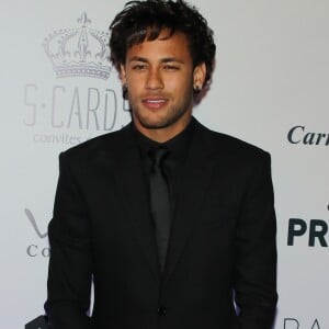 Neymar alisou o cabelo para o leilão beneficente