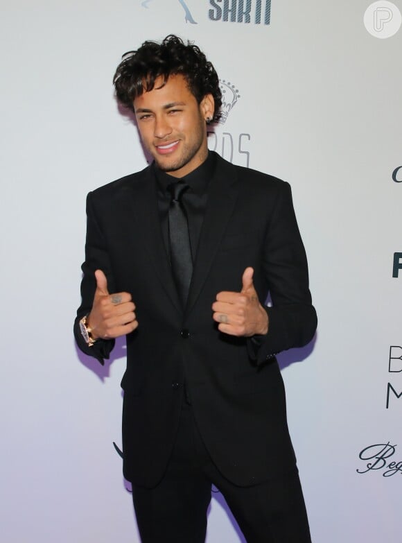 O penteado de Neymar virou piada nas redes sociais