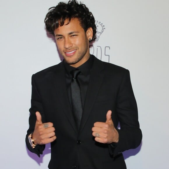 O penteado de Neymar virou piada nas redes sociais