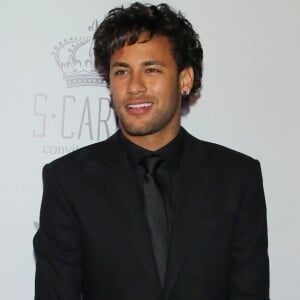 O novo look de Neymar ainda foi comparado a Cauby Peixoto e o cantor Prince