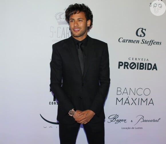 O novo look de Neymar ainda foi comparado a Cauby Peixoto e o cantor Prince