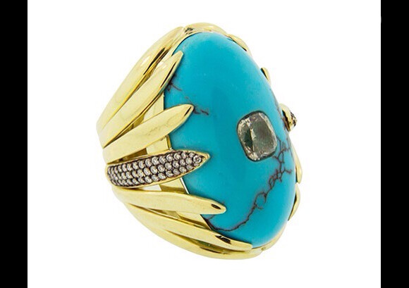 O anel de turquesa sleeping beauty em ouro e diamantes usado por Claudia Leitte também era da marca Silvia Furmanovich e custa R$ 55 mil