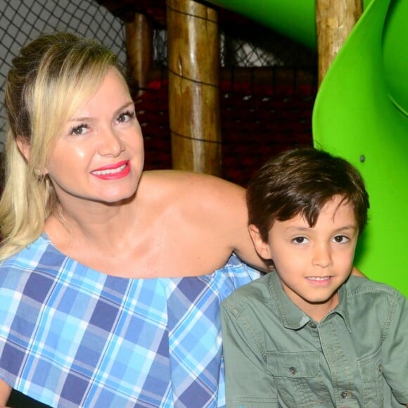 Eliana, grávida de uma menina, publicou foto com filho, Arthur, de 5 anos, nesta sexta-feira, 23 de junho de 2017