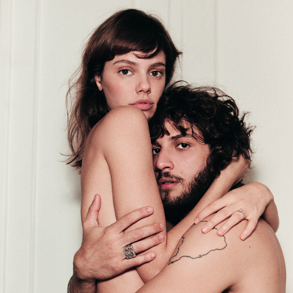 Laura Neiva entregou intimidade com Chay Suede em ensaio sensual da revista 'Trip' do mês de junho de 2017