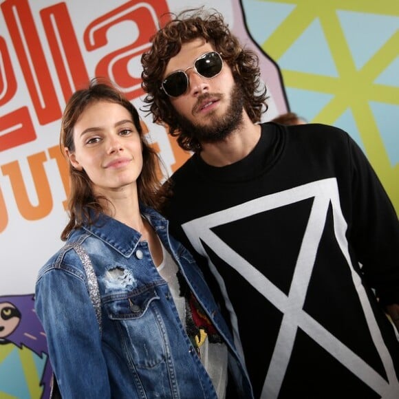 Chay Suede lembrou o iníciou de namoro com a modelo Laura Neiva