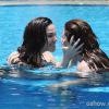 Nos próximos capítulos de 'Em Família', Clara (Giovanna Antonelli) e Marina (Tainá Müller) vão ficar tão próximas que acabam quase se beijando
