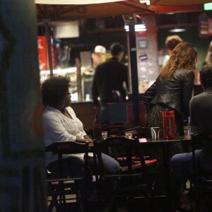 Mayana Neiva e Sergio Guizé foram clicados em um bar na noite de quinta-feira