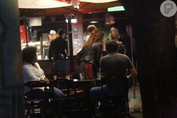 Mayana Neiva e Sergio Guizé foram clicados em um bar na noite de quinta-feira