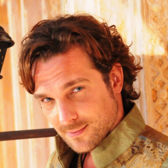 Zac (Igor Rickli) faz proposta para Matias (Fernando Sampaio) convencer Joana (Milena Toscano) a se casar com ele, nos próximos capítulos da novela 'O Rico e Lázaro'