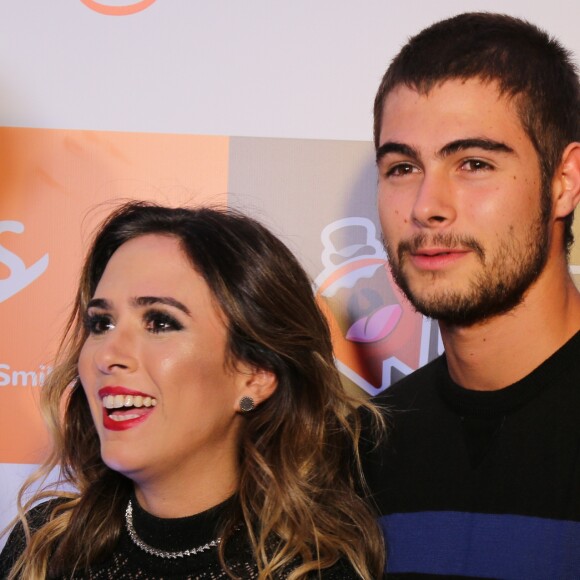 Tatá Werneck e Rafael Vitti foram entrevistados por Leo Dias, do programa 'Fofocalizando', do SBT, na saída de um prêmio de humor