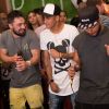 Sem Bruna Marquezine, Neymar se divertiu com os amigos