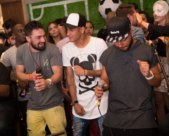 Sem Bruna Marquezine, Neymar se divertiu com os amigos