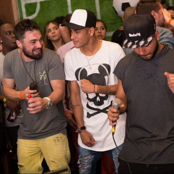 Sem Bruna Marquezine, Neymar se divertiu com os amigos