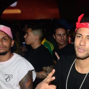 Neymar filmou amigos em sua caminhonete ao chegar na mansão