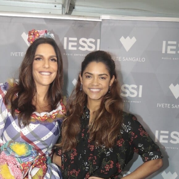 Ivete Sangalo e Lucy Alves posaram nos bastidores de show em Cruz das Almas, no interior da Bahia