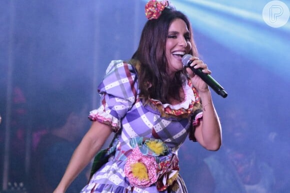 Ivete Sangalo usou roupa de caipira ao cantar na 15ª edição do Forró do Bosque, na cidade de Cruz das Almas, na Bahia